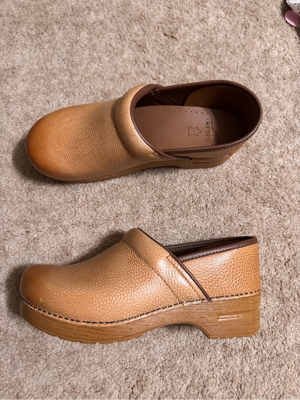 Brand New Dansko Women's Leather Clogs in Tan Size 42 ( women’s 11.5-12 US )